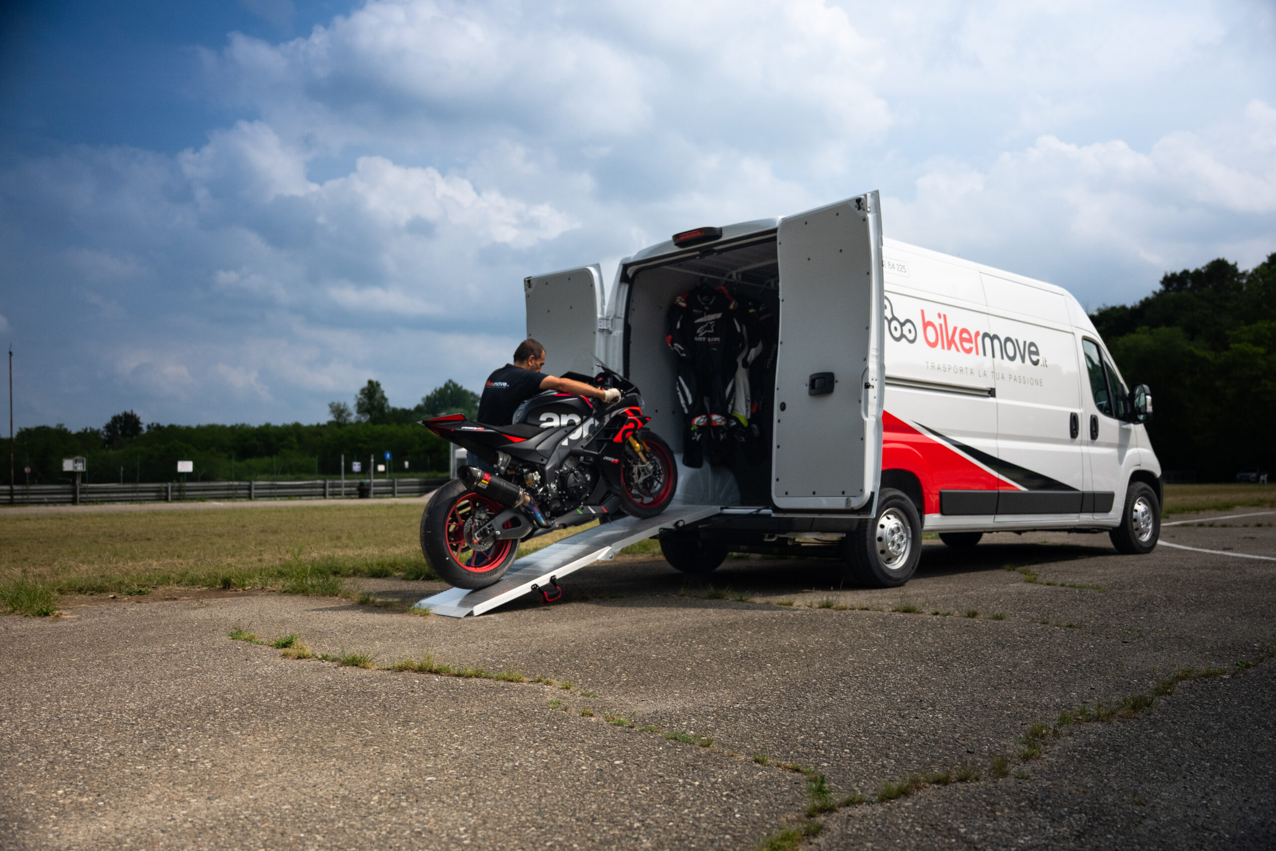 Come caricare e fissare correttamente la moto in un furgone bikermove